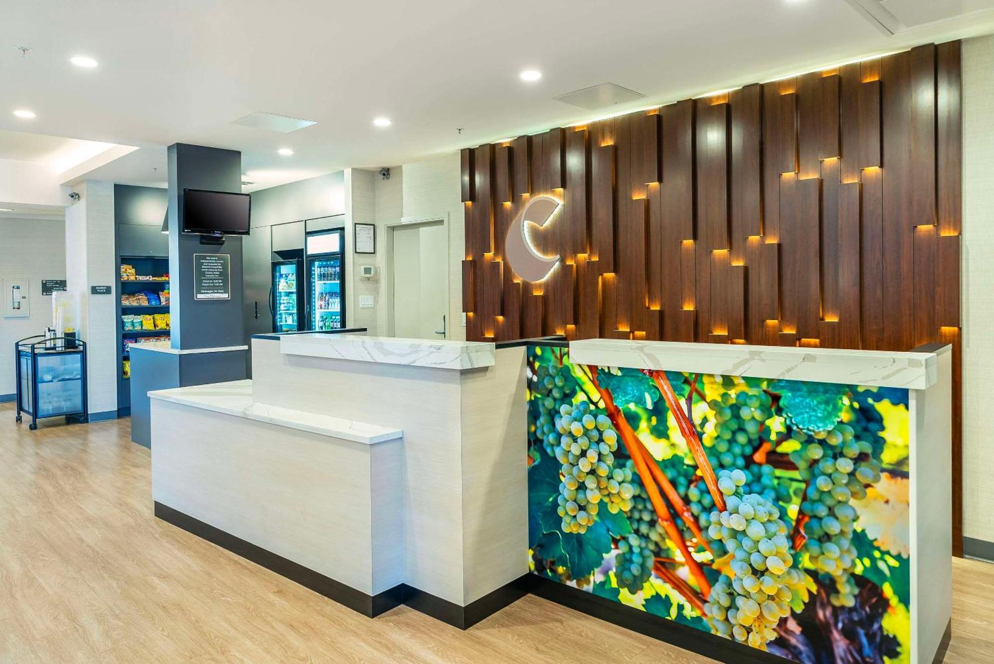 Comfort Suites Κελόουνα  Εξωτερικό φωτογραφία